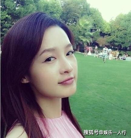 晒晒李沁的豪宅装修,在家经常健身锻炼,室外有一片超大的草坪