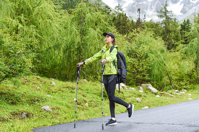 户外登山杖运动的女生