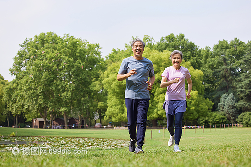 公园草坪上的慢跑老人 户外运动中的一道风景线